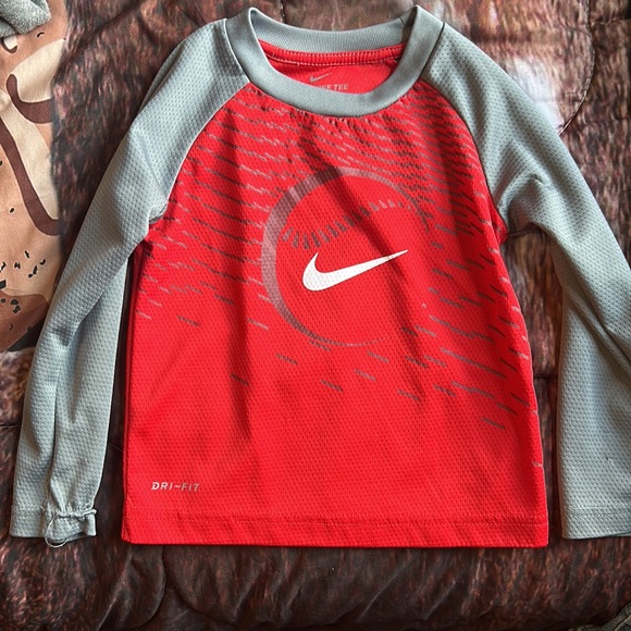 Nike long sleeve shirts - Picture 2 of 3